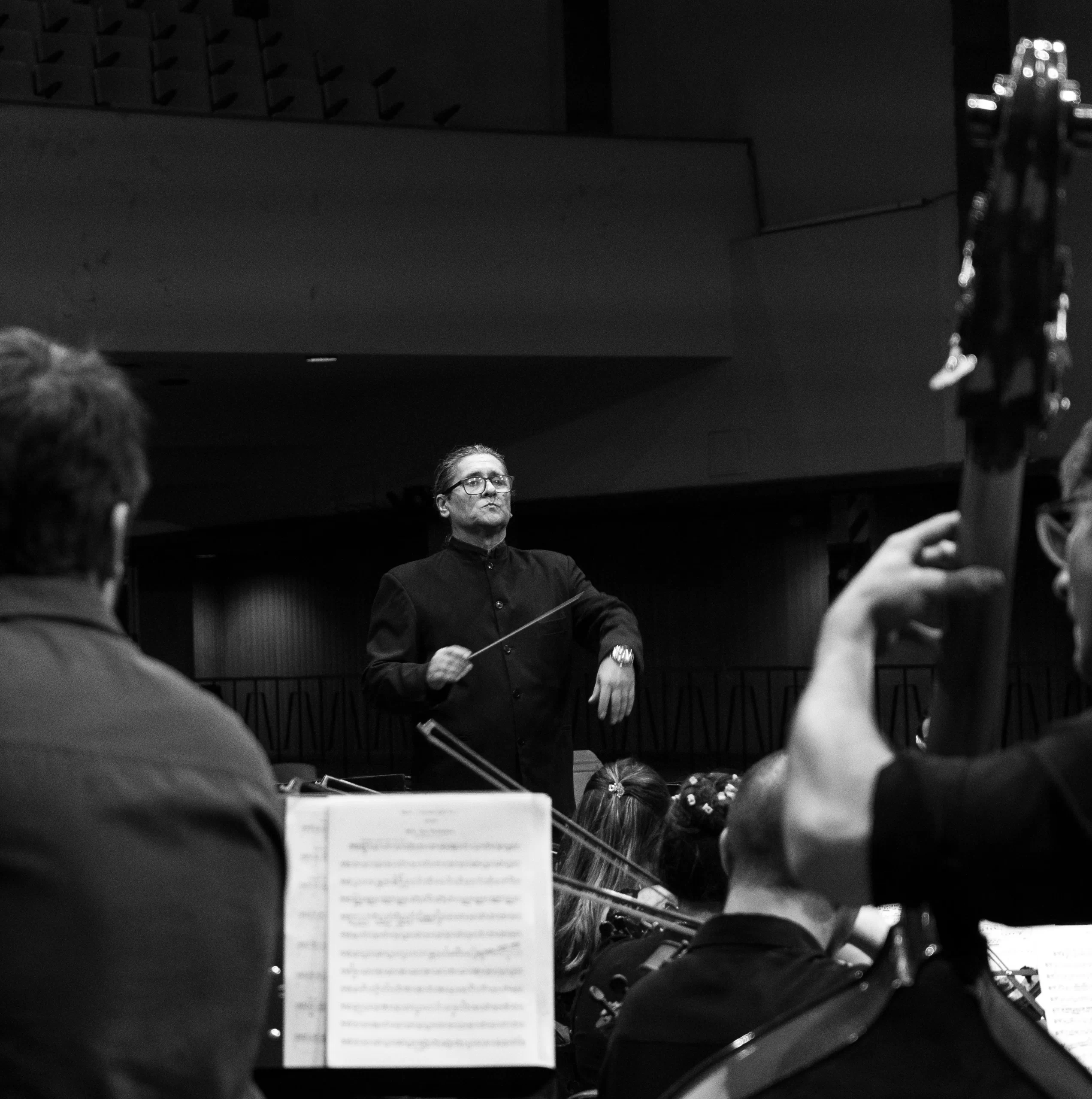 Maestro Víctor González, Director Artístico